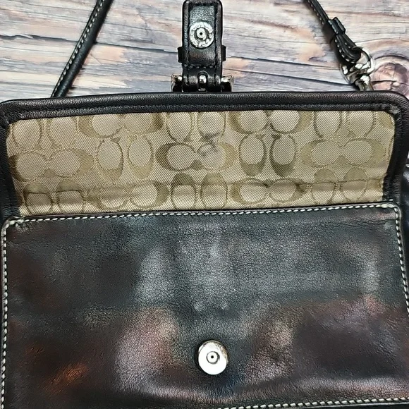 COACH BLACK LEATHER BUCKLE POCKET WRISTLET - Picture 12 of 16